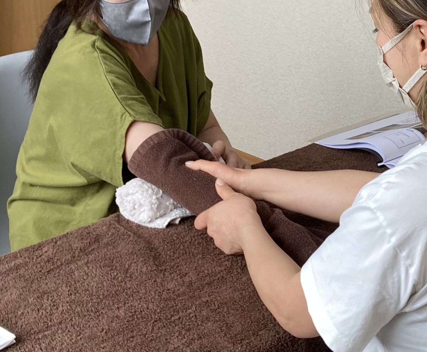【人生100年時代】40代・50代からセラピストへ。未経験でも「理論」があれば一生モノの武器になる