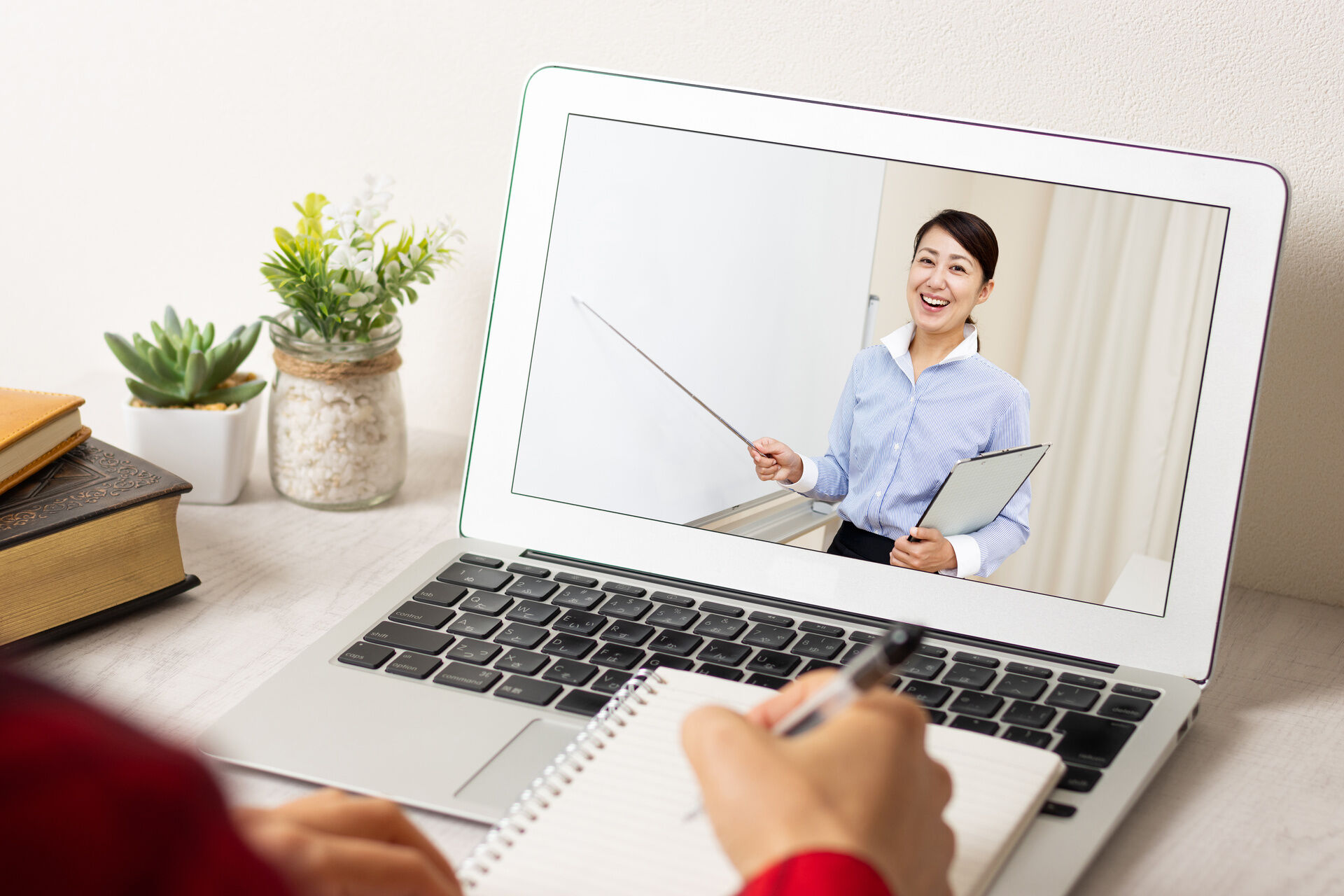 オンライン説明会にて講座の概要を案内